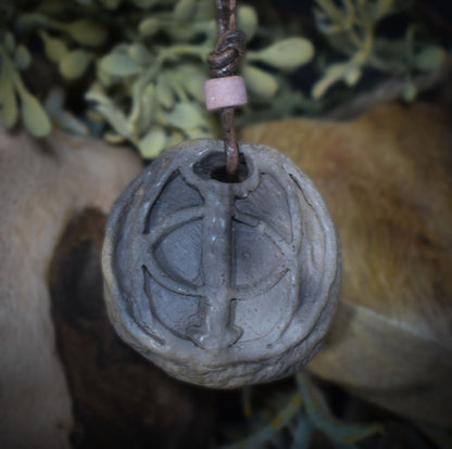 Einzigartiger handgefertigter Chalice Well Amulett Talisman aus traditionell gebranntem Ton mit Leder- oder Baumwollband