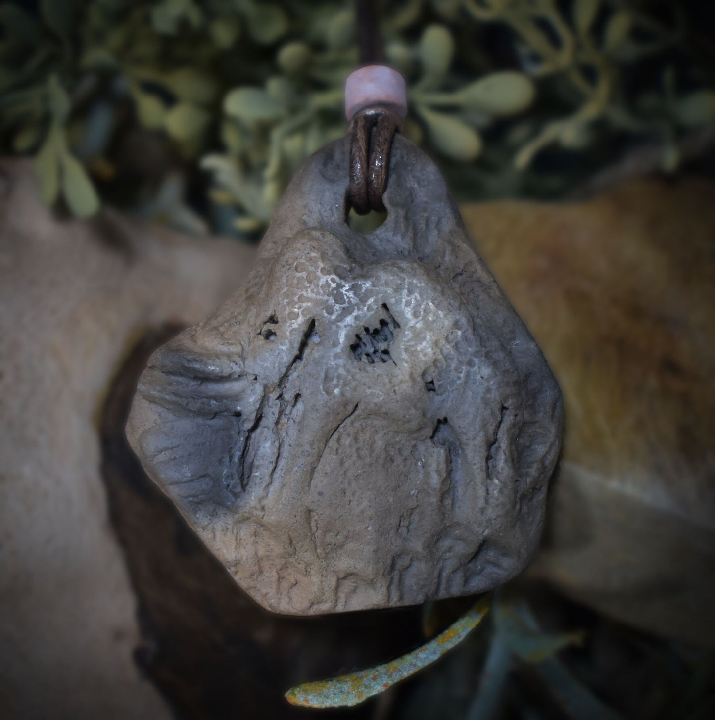 Handgefertigtes Amulett: Cave Art Mammut - Einzigartige Rauchbrandkunst für deinen spirituellen Weg- mit Leder- oder Baumwollband