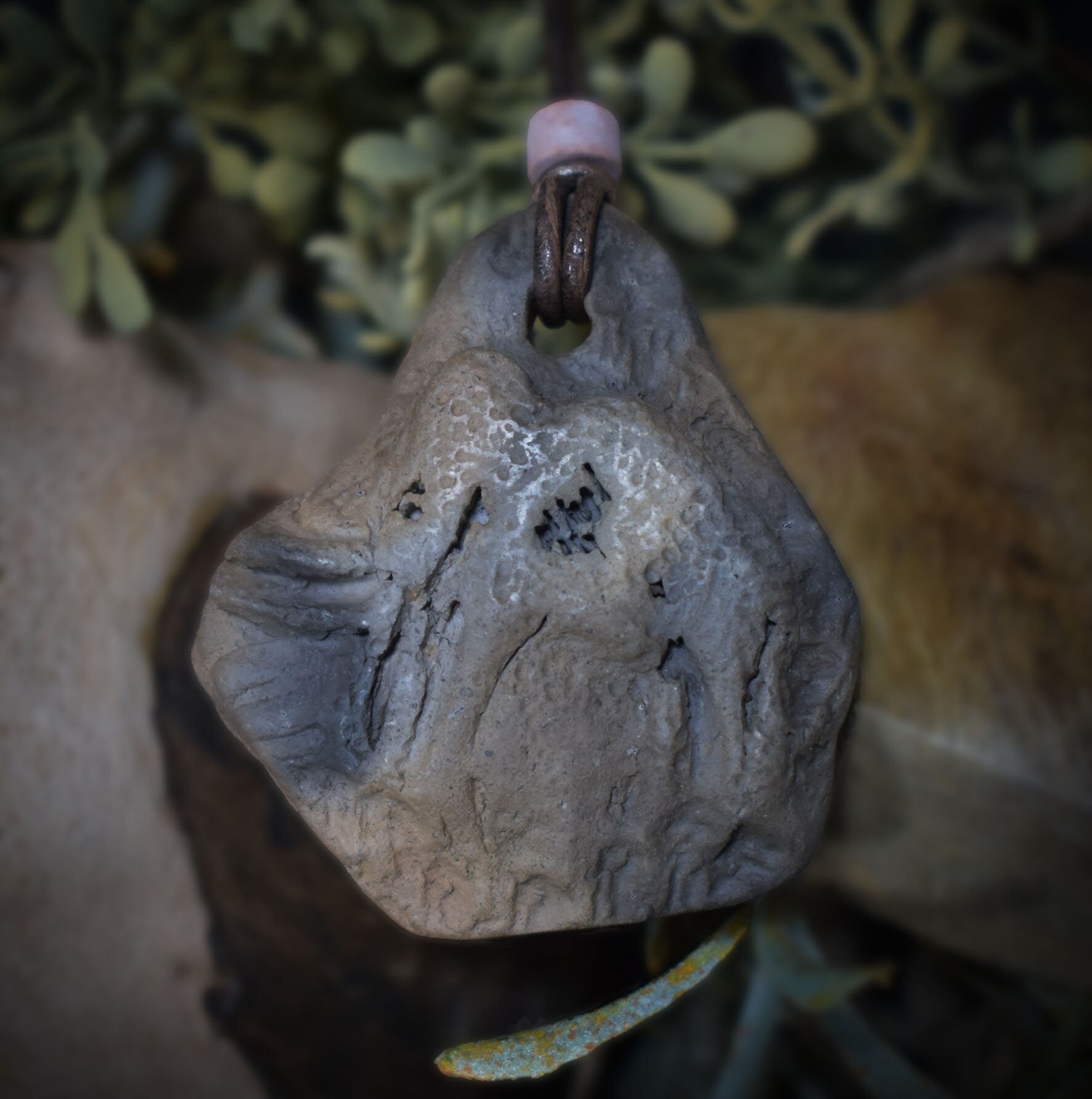 Handgefertigtes Amulett: Cave Art Mammut - Einzigartige Rauchbrandkunst für deinen spirituellen Weg- mit Leder- oder Baumwollband