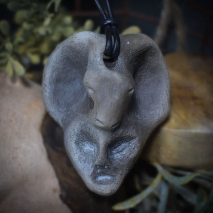 Handgefertigtes Talisman-Amulett - Krafttier Widder - traditionell gebrannter Ton – Einzigartige Rauchbrandkunst für spirituelle Begleiter