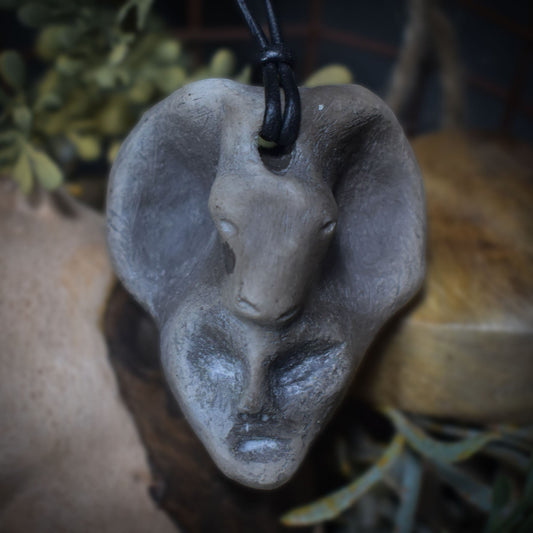 Handgefertigtes Talisman-Amulett - Krafttier Widder - traditionell gebrannter Ton – Einzigartige Rauchbrandkunst für spirituelle Begleiter