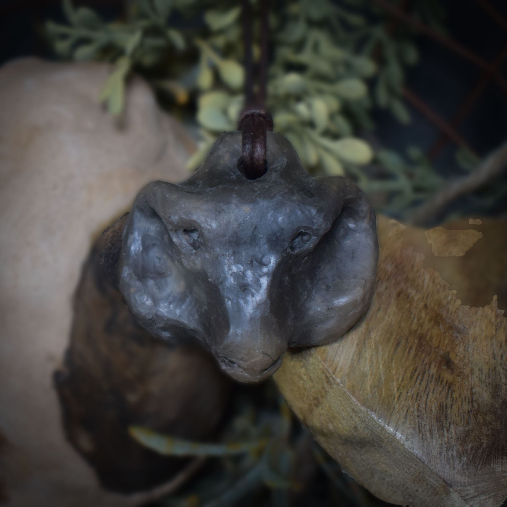 Handgefertigtes Talisman-Amulett - Krafttier Widder - traditionell gebrannter Ton – Einzigartige Rauchbrandkunst für spirituelle Begleiter