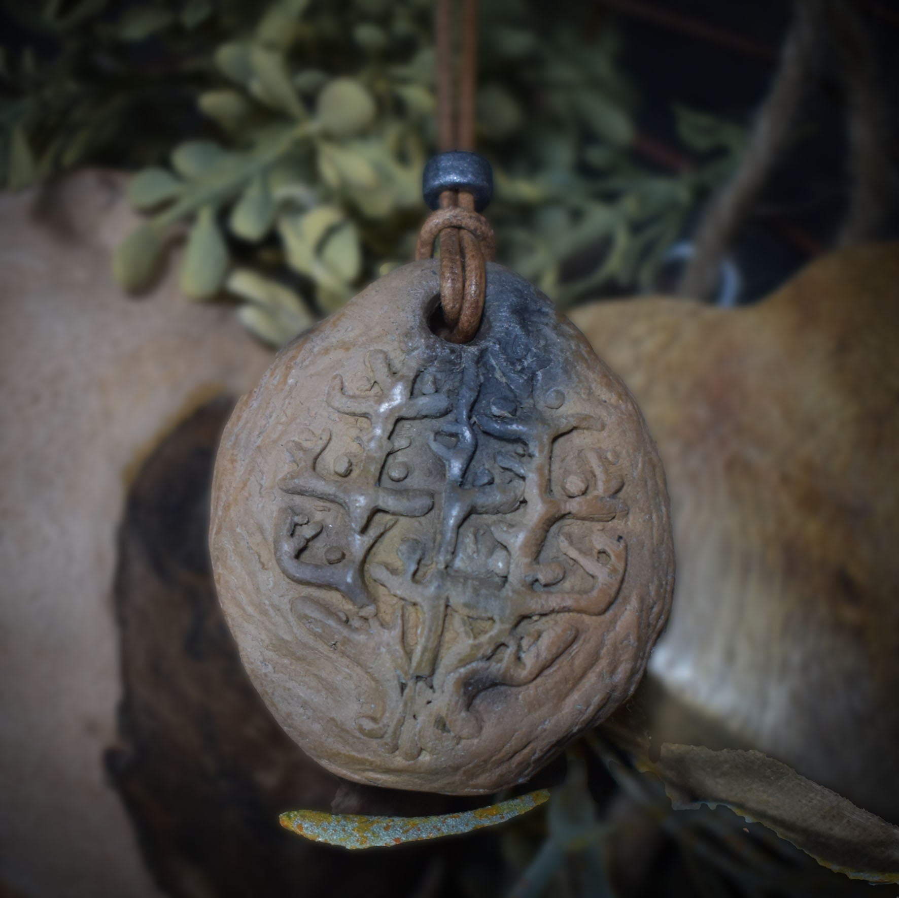 Einzigartiger Rauchbrand-Amulett Talisman – Tree of Gaia - Handgefertigter Glücksbringer aus Ton mit Leder- oder Baumwollband