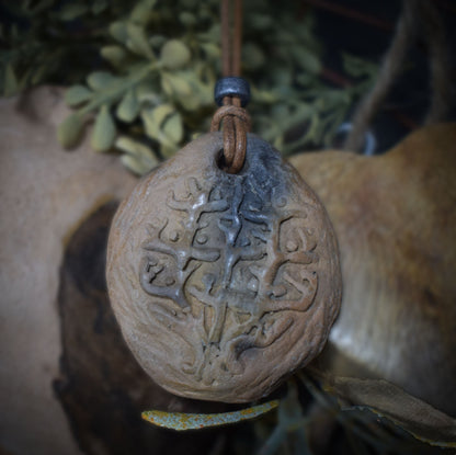 Einzigartiger Rauchbrand-Amulett Talisman – Tree of Gaia - Handgefertigter Glücksbringer aus Ton mit Leder- oder Baumwollband