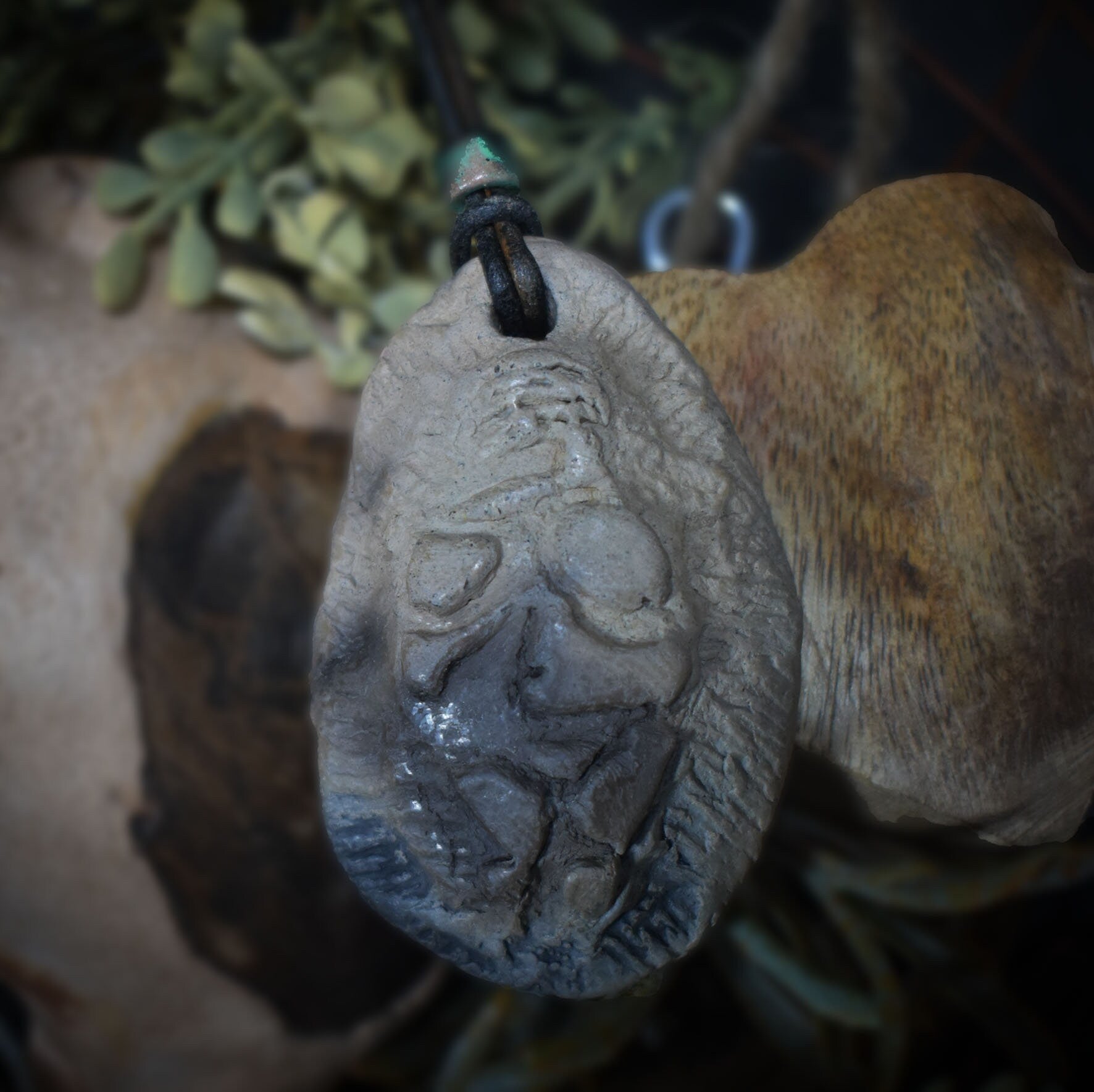 Einzigartiges Glücksbringer Amulett: Rauchbrand Ton Anhänger - Venus von Willendorf mit Leder- oder Baumwollband