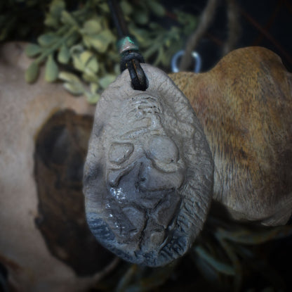 Einzigartiges Glücksbringer Amulett: Rauchbrand Ton Anhänger - Venus von Willendorf mit Leder- oder Baumwollband