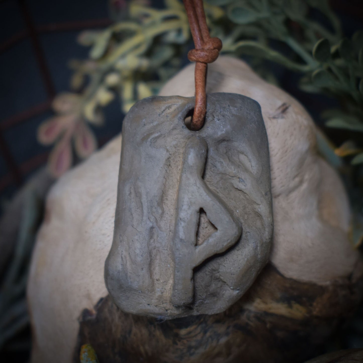 Handgefertigtes Futhark Rune Thurisaz Amulett aus traditionell gebranntem Ton - Verstellbares Lederband - Einzigartiger Schmuck