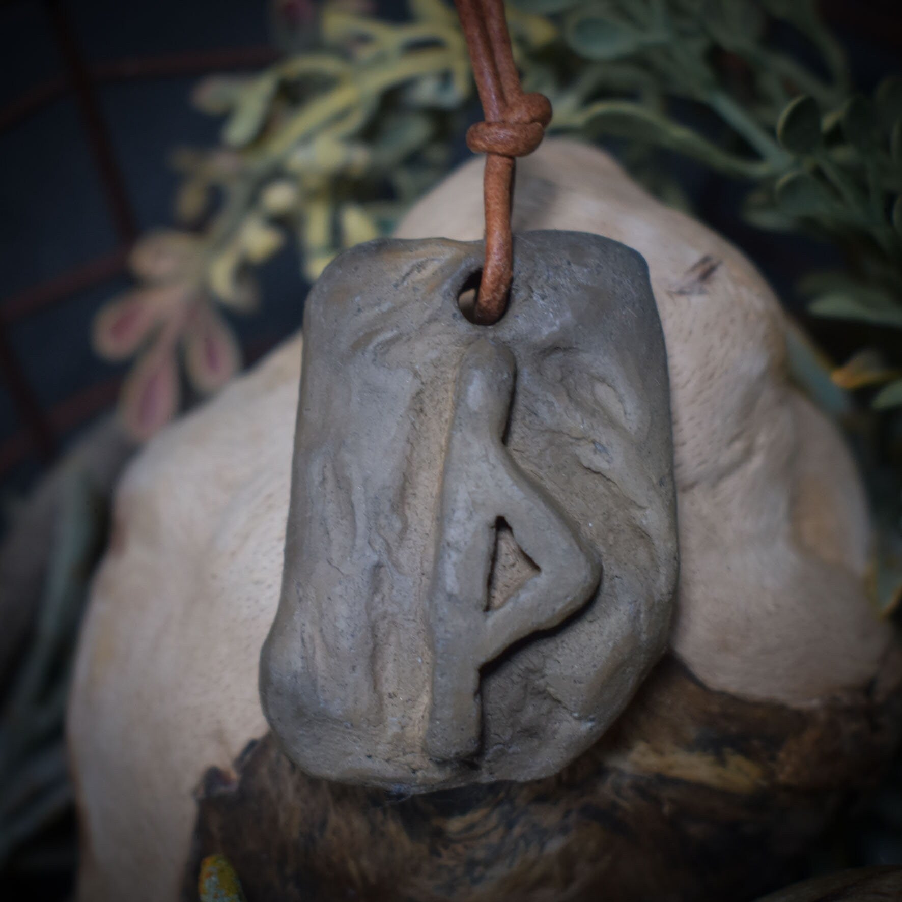 Handgefertigtes Futhark Rune Thurisaz Amulett aus traditionell gebranntem Ton - Verstellbares Lederband - Einzigartiger Schmuck