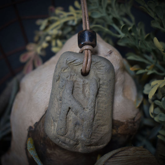 Handgefertigtes Futhark Rune Hagalaz Amulett aus traditionell gebranntem Ton - Verstellbares Lederband mit Perle - Einzigartiger Schmuck