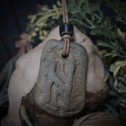 Handgefertigtes Futhark Rune Hagalaz Amulett aus traditionell gebranntem Ton - Verstellbares Lederband mit Perle - Einzigartiger Schmuck