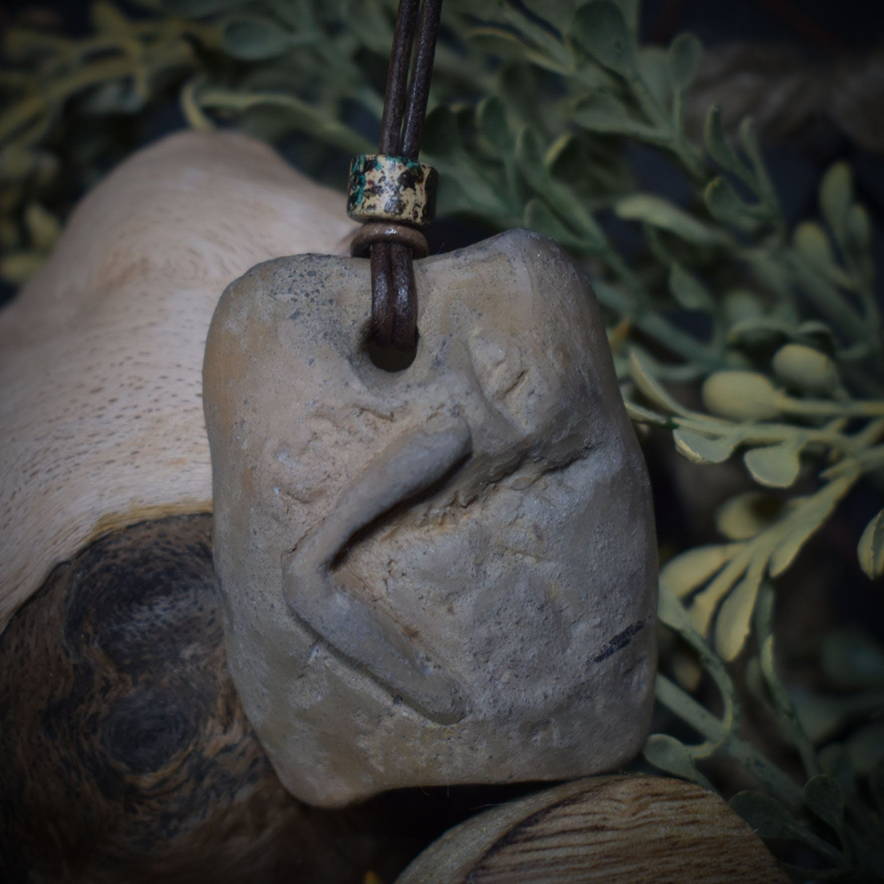 Handgefertigtes Futhark Rune Kenaz Amulett aus traditionell gebranntem Ton - Verstellbares Lederband mit Perle - Einzigartiger Schmuck