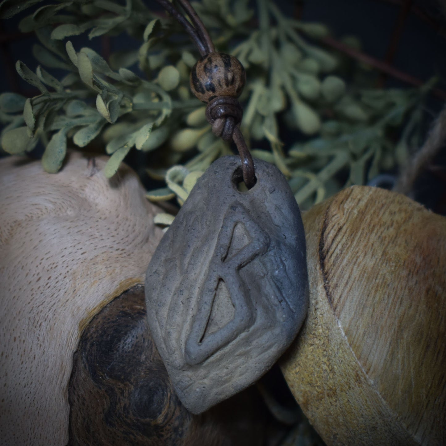 Handgefertigtes Futhark Rune Berkana Amulett aus traditionell gebranntem Ton - Verstellbares Lederband mit Perle - Einzigartiger Schmuck