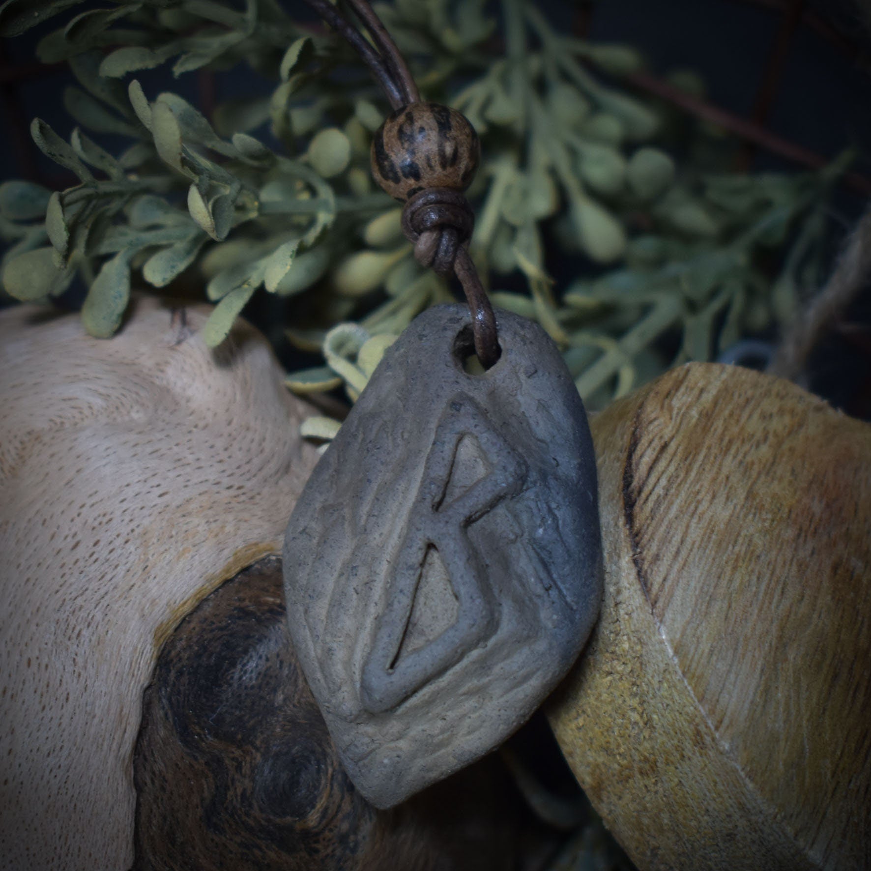 Handgefertigtes Futhark Rune Berkana Amulett aus traditionell gebranntem Ton - Verstellbares Lederband mit Perle - Einzigartiger Schmuck