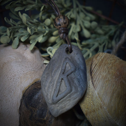 Handgefertigtes Futhark Rune Berkana Amulett aus traditionell gebranntem Ton - Verstellbares Lederband mit Perle - Einzigartiger Schmuck