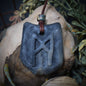 Handgefertigtes Futhark Rune Mannaz Amulett aus traditionell gebranntem Ton - Verstellbares Lederband mit Perle - Einzigartiger Schmuck