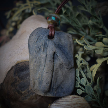 Handgefertigtes Futhark Rune Laguz Amulett aus traditionell gebranntem Ton - Verstellbares Lederband mit Perle - Einzigartiger Schmuck