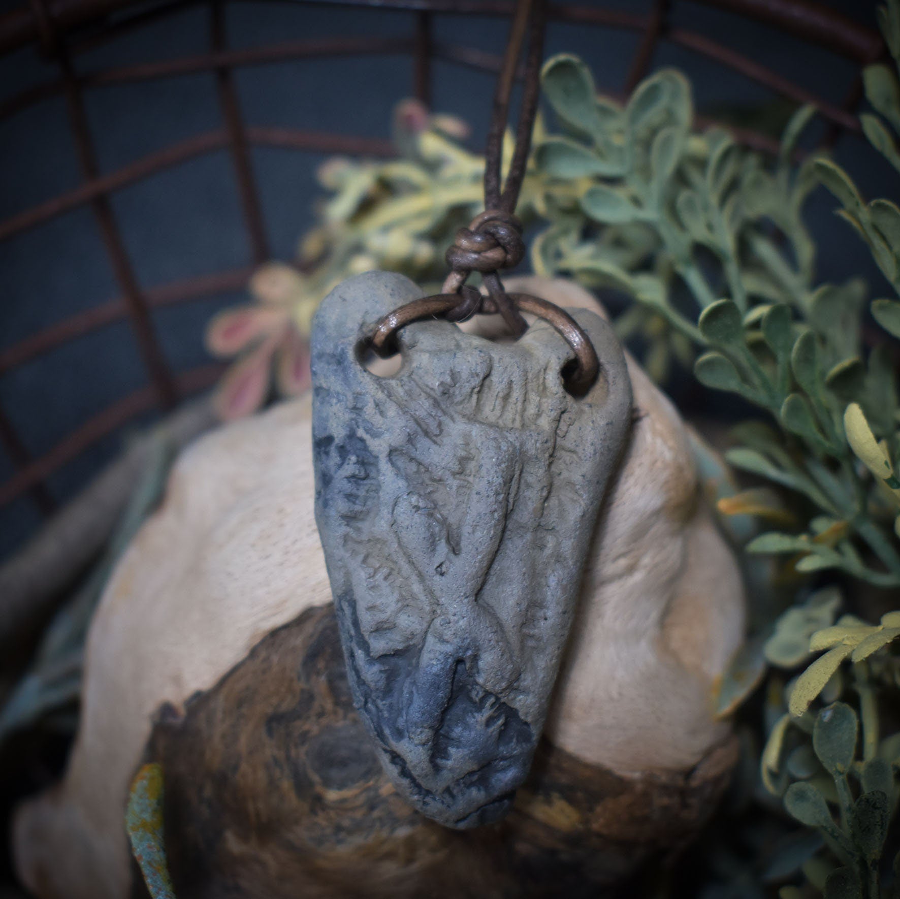 Handgefertigtes Futhark Rune Nauthiz Amulett aus traditionell gebranntem Ton - Verstellbares Lederband - Einzigartiger Schmuck