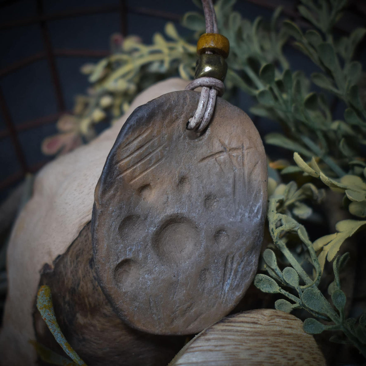 Handgefertigtes Glücksbringer Amulett - Sonnensymbol - aus traditionell gebranntem Ton – Rustikaler Talisman-Anhänger