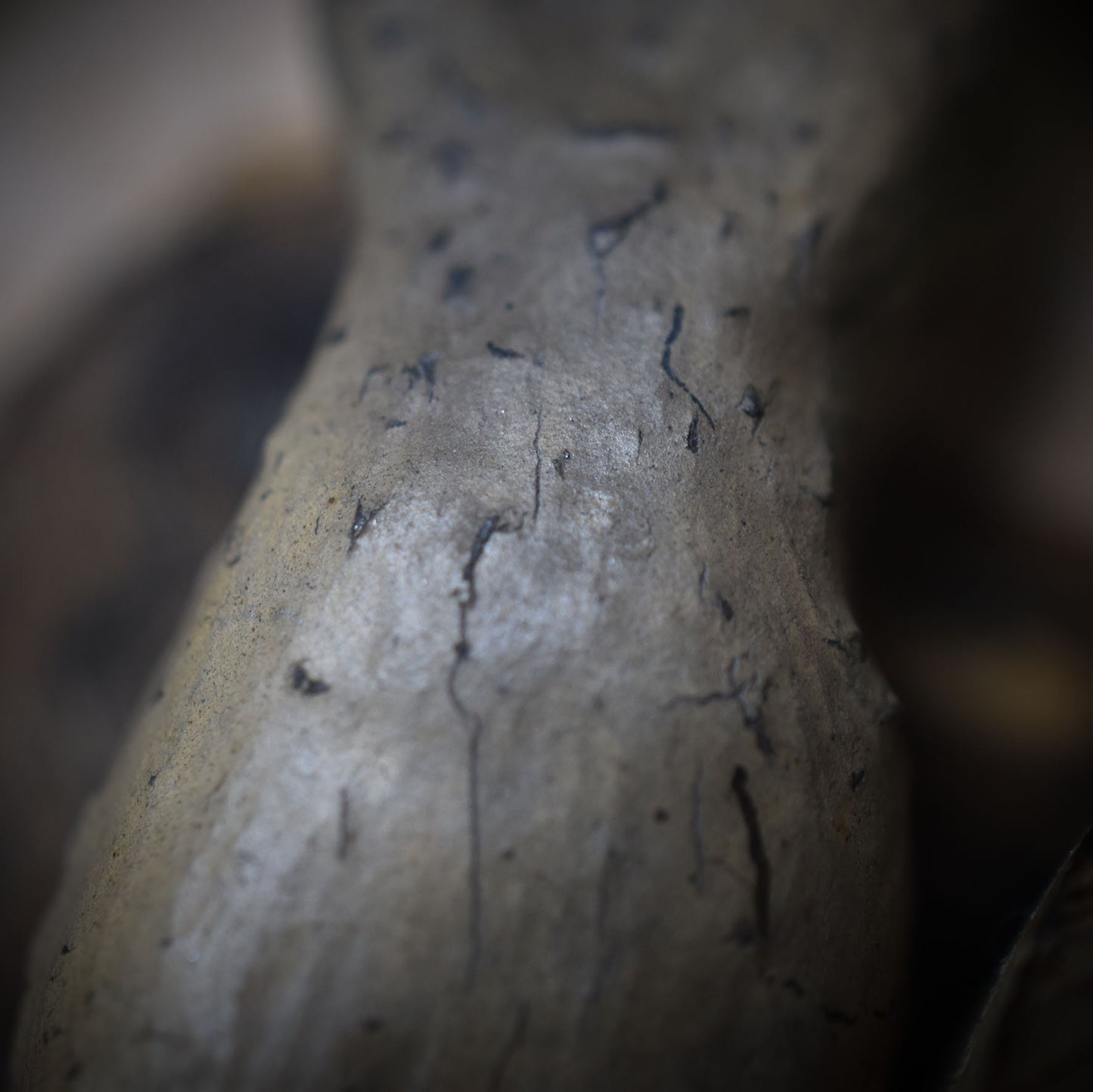 Einzigartiges handgefertigtes Amulett aus Rauchbrand-Ton – Spiritueller Glücksbringer und Fruchtbarkeitsgöttin Anhänger