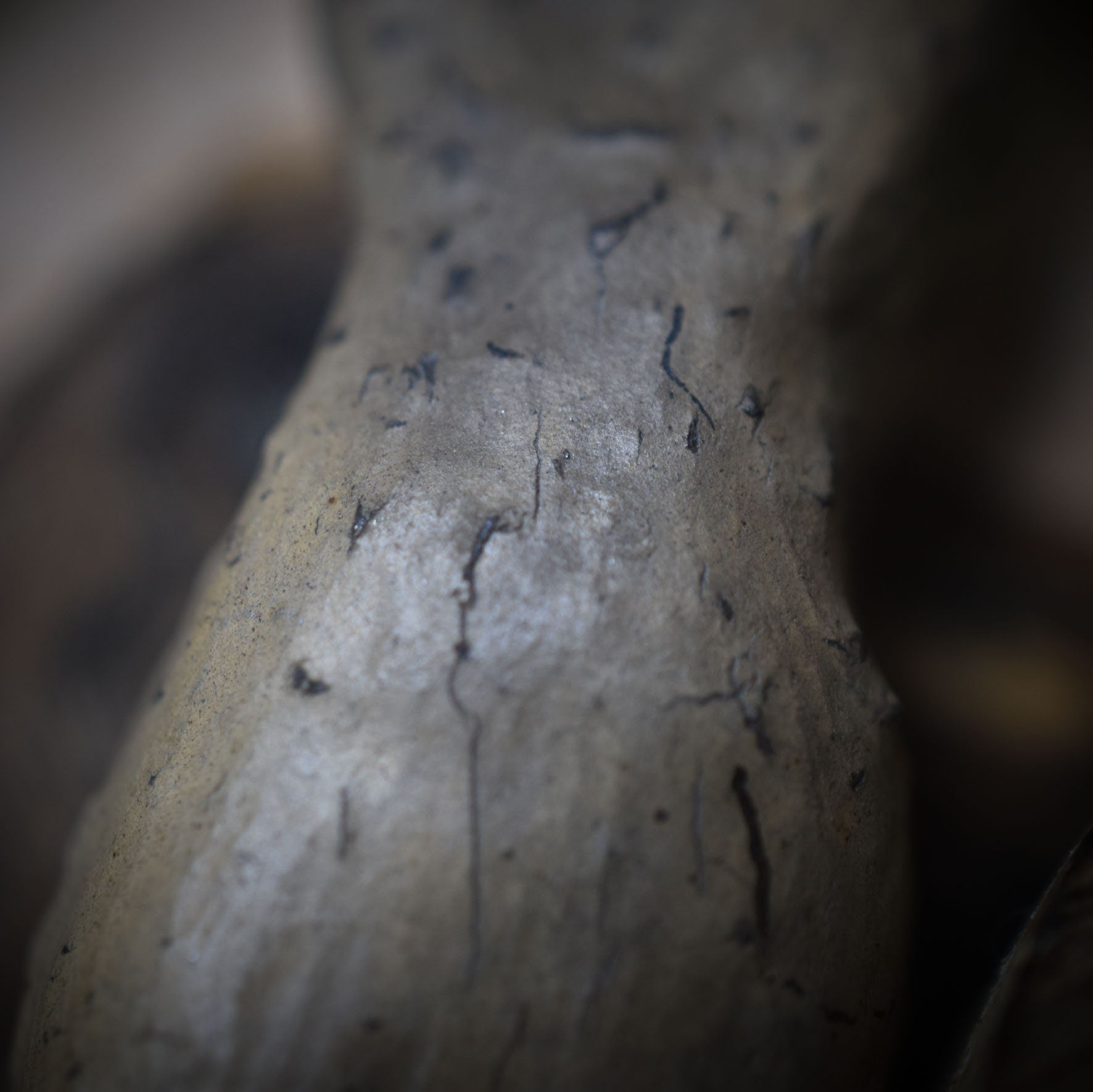 Einzigartiges handgefertigtes Amulett aus Rauchbrand-Ton – Spiritueller Glücksbringer und Fruchtbarkeitsgöttin Anhänger