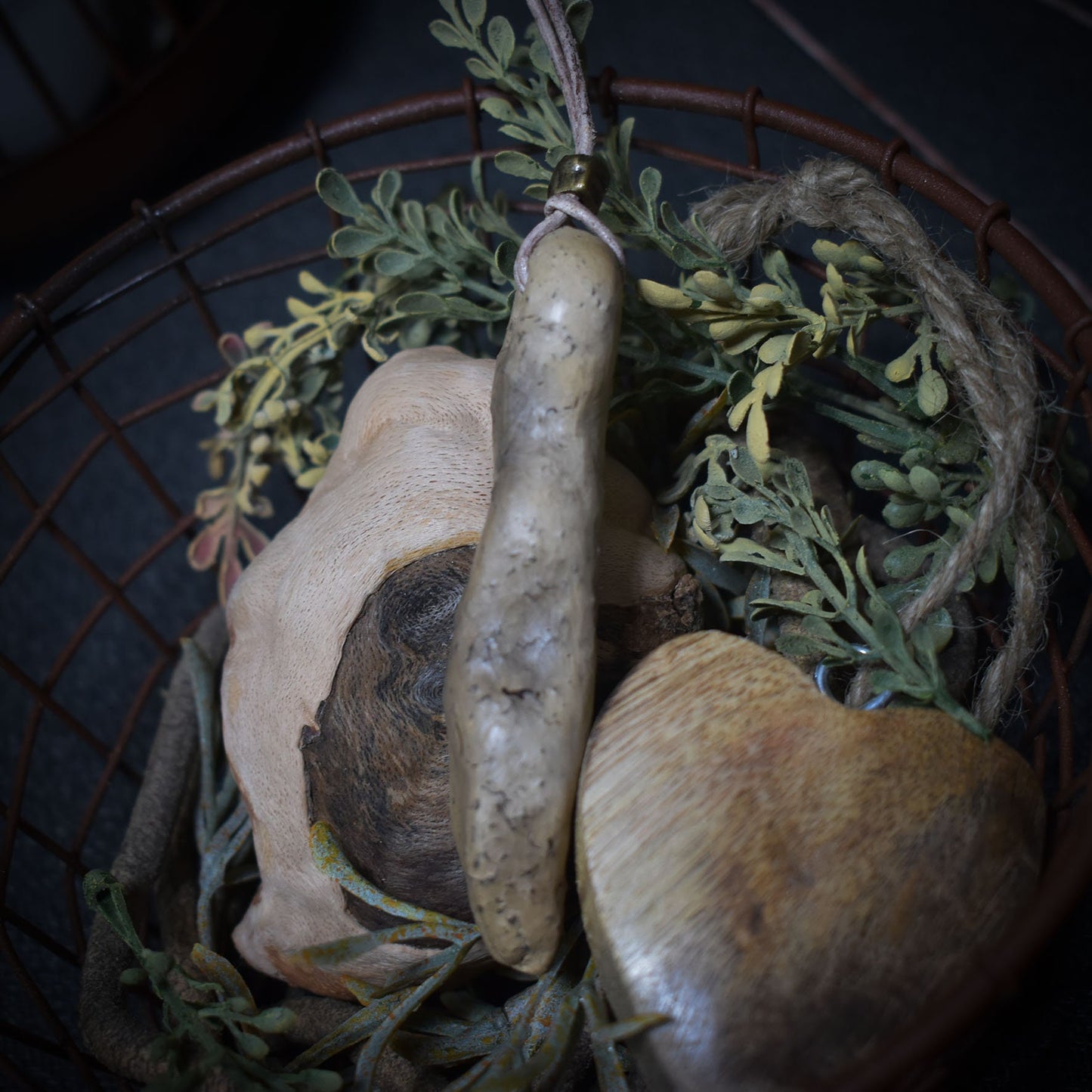 Einzigartiges handgefertigtes Amulett aus Rauchbrand-Ton – Spiritueller Glücksbringer und Fruchtbarkeitsgöttin Anhänger