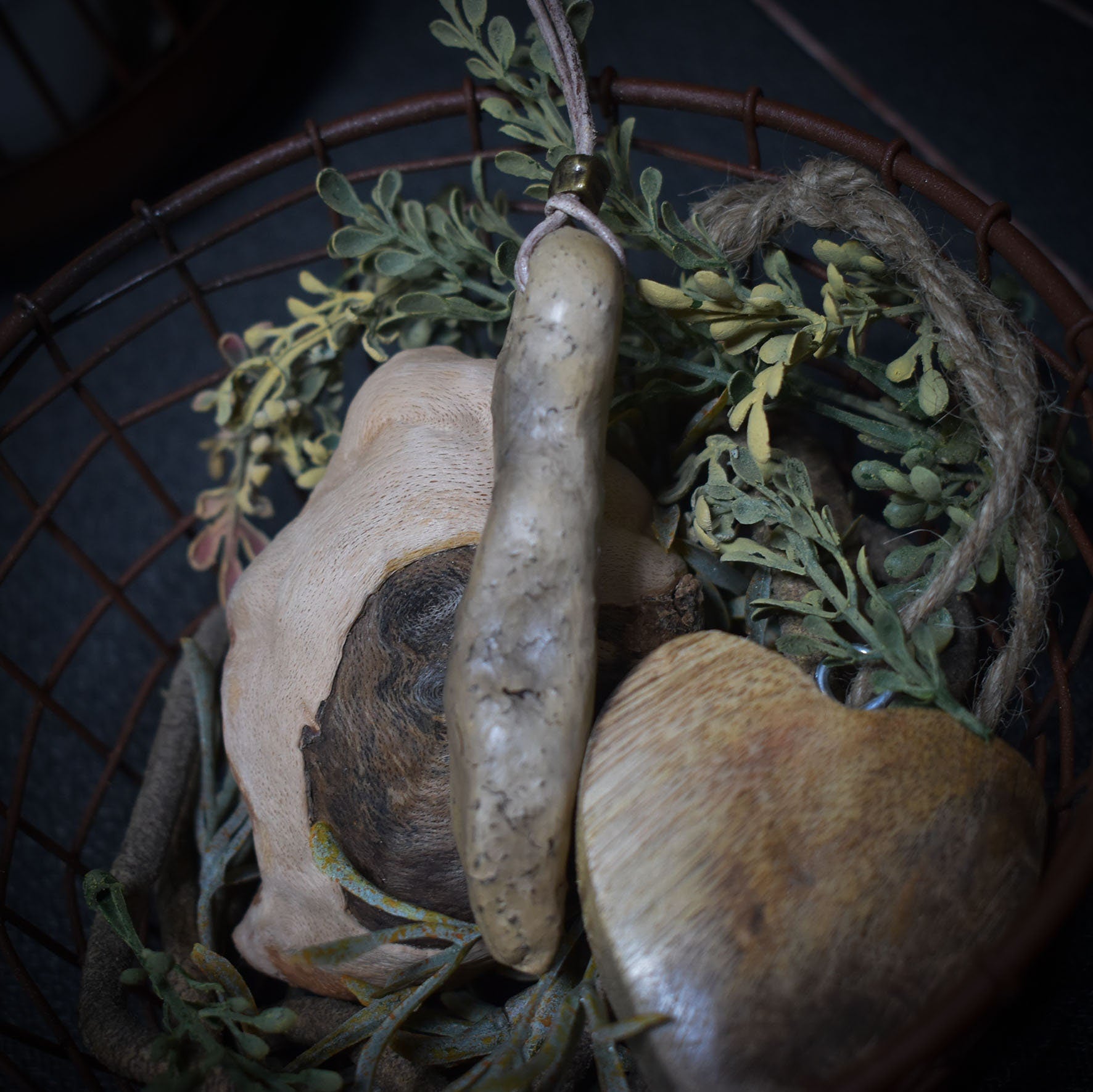 Einzigartiges handgefertigtes Amulett aus Rauchbrand-Ton – Spiritueller Glücksbringer und Fruchtbarkeitsgöttin Anhänger