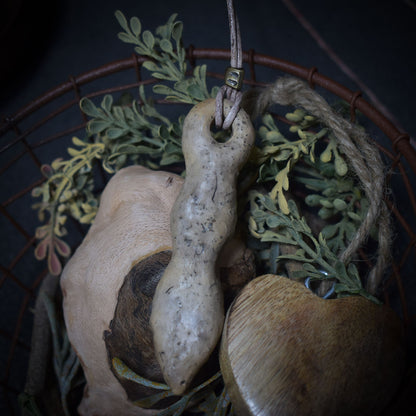 Einzigartiges handgefertigtes Amulett aus Rauchbrand-Ton – Spiritueller Glücksbringer und Fruchtbarkeitsgöttin Anhänger