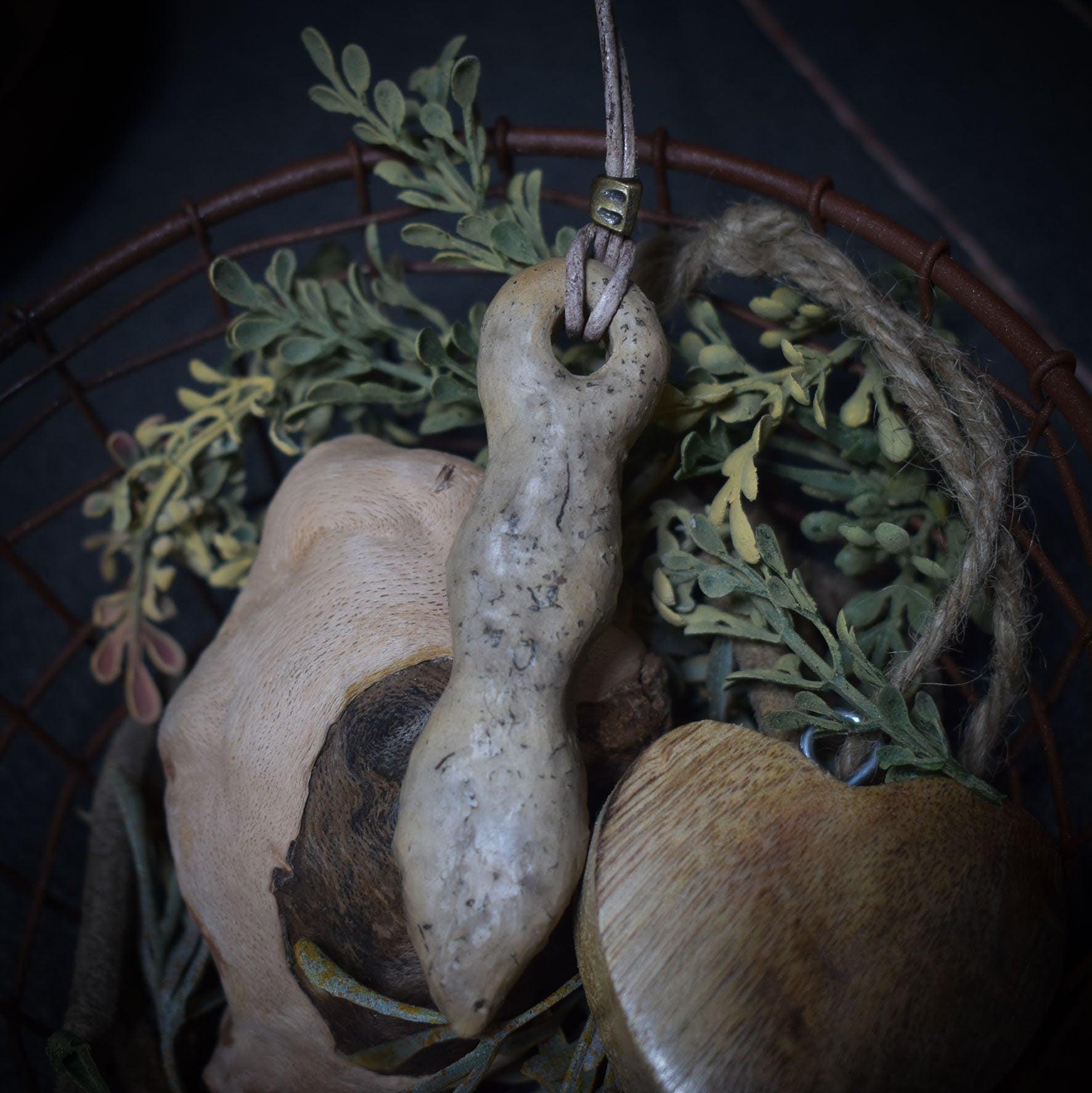 Einzigartiges handgefertigtes Amulett aus Rauchbrand-Ton – Spiritueller Glücksbringer und Fruchtbarkeitsgöttin Anhänger