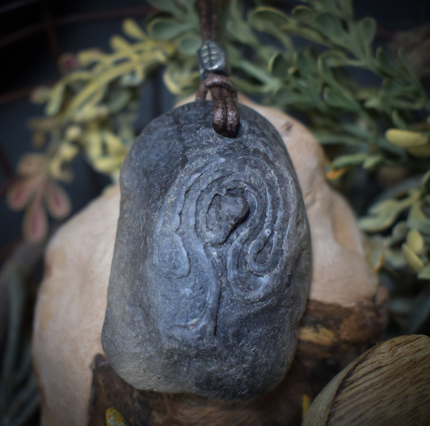 Einzigartiger Rauchbrand-Amulett Talisman – Tree of Gaia - Handgefertigter Glücksbringer aus Ton mit Leder- oder Baumwollband