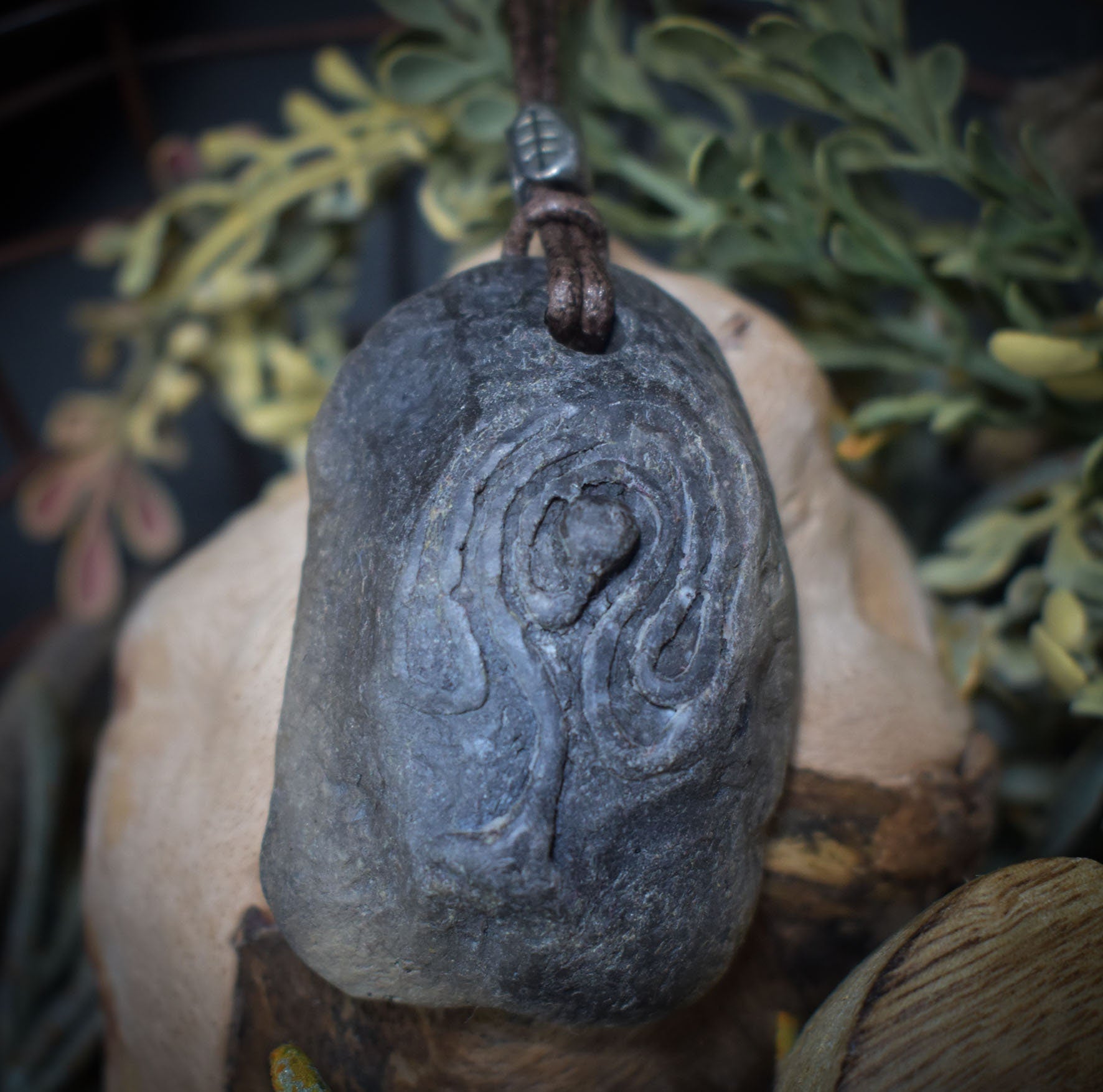 Einzigartiger Rauchbrand-Amulett Talisman – Tree of Gaia - Handgefertigter Glücksbringer aus Ton mit Leder- oder Baumwollband