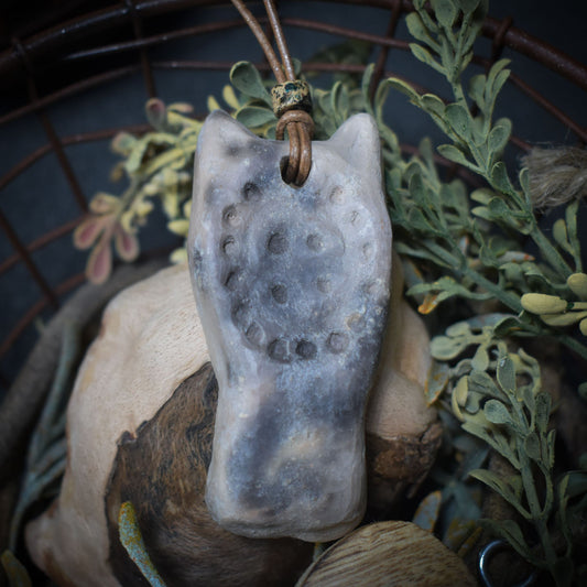 Handgefertigter Sleipnir Glücksbringer Amulett Talisman - Nordischer Schmuck aus traditionell gebranntem Ton mit Leder- oder Baumwollband