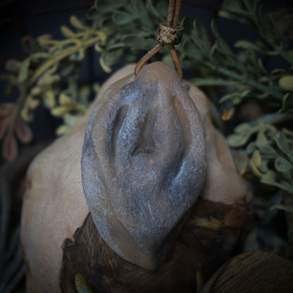 Handgefertigtes Yoni-Amulett aus traditionell gebranntem Ton – Einzigartige Rauchbrandkunst für dein Wohlbefinden