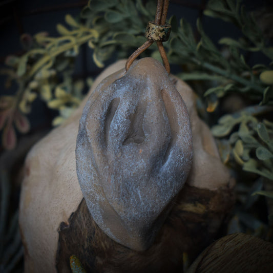 Handgefertigtes Yoni-Amulett aus traditionell gebranntem Ton – Einzigartige Rauchbrandkunst für dein Wohlbefinden
