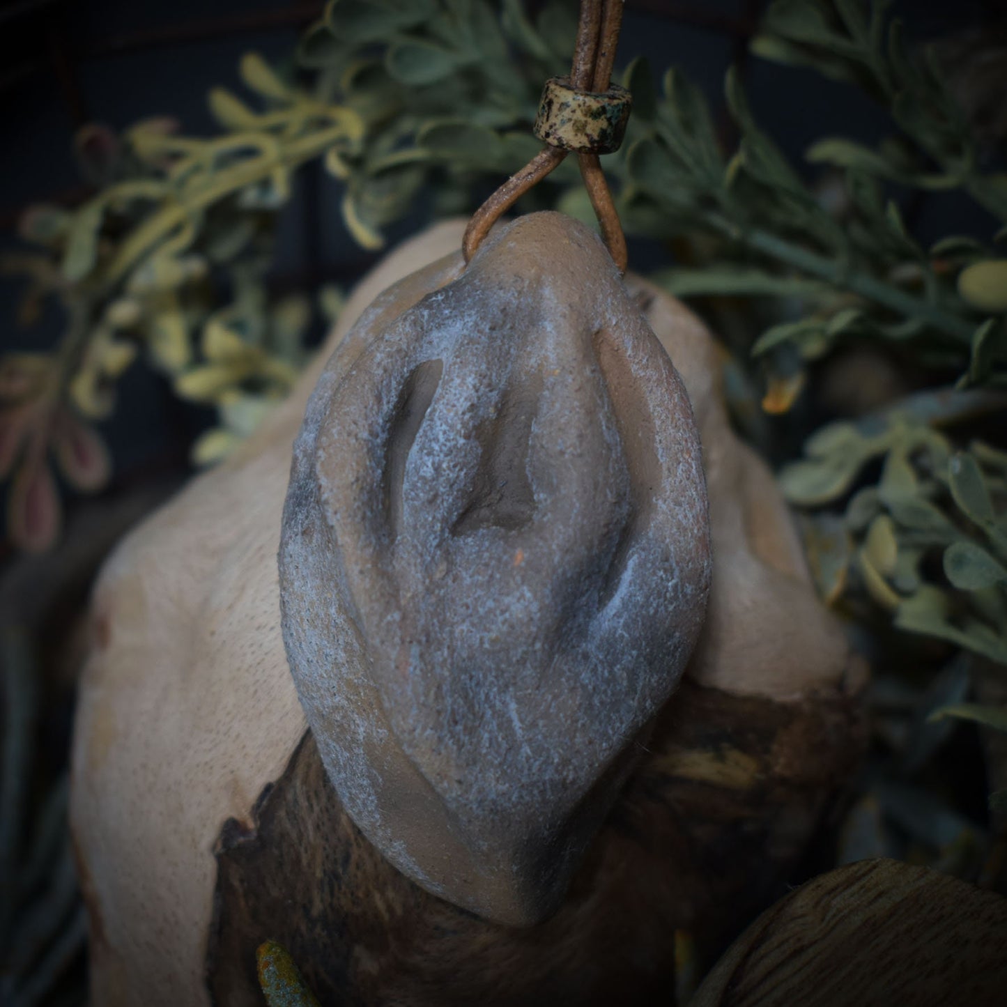 Handgefertigtes Yoni-Amulett aus traditionell gebranntem Ton – Einzigartige Rauchbrandkunst für dein Wohlbefinden