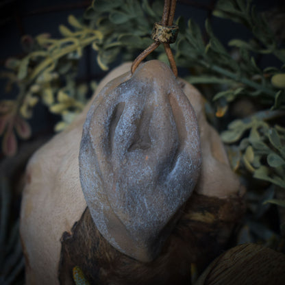 Handgefertigtes Yoni-Amulett aus traditionell gebranntem Ton – Einzigartige Rauchbrandkunst für dein Wohlbefinden