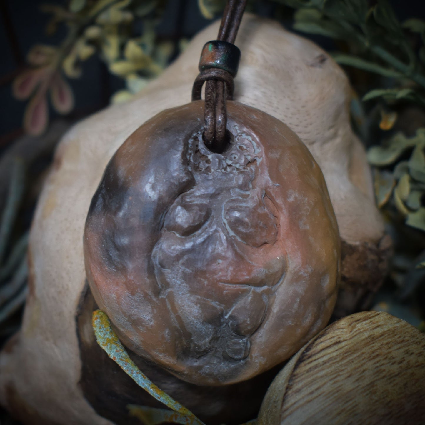 Einzigartiges Glücksbringer Amulett: Rauchbrand Ton Anhänger - Venus von Willendorf mit Leder- oder Baumwollband