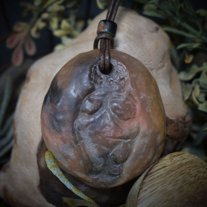 Einzigartiges Glücksbringer Amulett: Rauchbrand Ton Anhänger - Venus von Willendorf mit Leder- oder Baumwollband