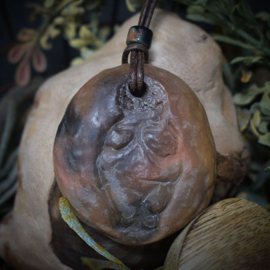 Einzigartiges Glücksbringer Amulett: Rauchbrand Ton Anhänger - Venus von Willendorf mit Leder- oder Baumwollband