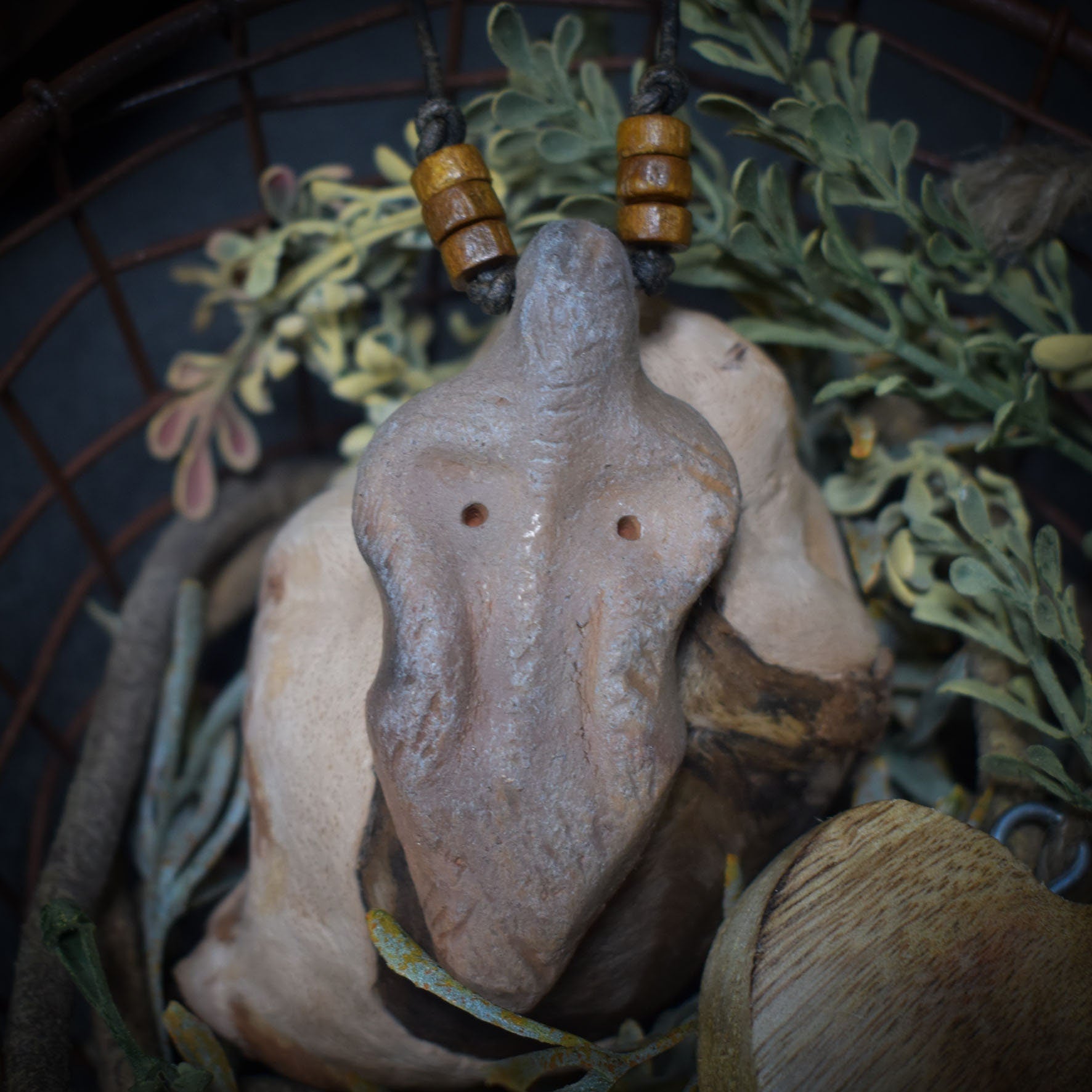 Einzigartiges handgefertigtes Amulett aus Rauchbrand-Ton – Spiritueller Glücksbringer und Fruchtbarkeitsgöttin Anhänger