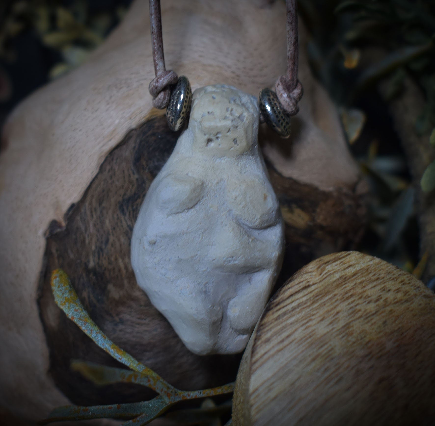 Einzigartiges Glücksbringer Amulett: Rauchbrand Ton Anhänger - Venus von Willendorf mit Leder- oder Baumwollband