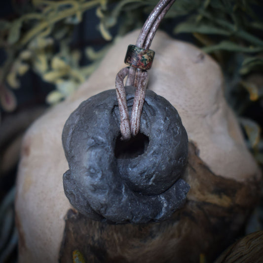 Spiritueller Schmuck mit Krafttier Schlange - Einzigartiger Amulett Talisman aus traditionell gebranntem Ton - mit Leder- oder Baumwollband