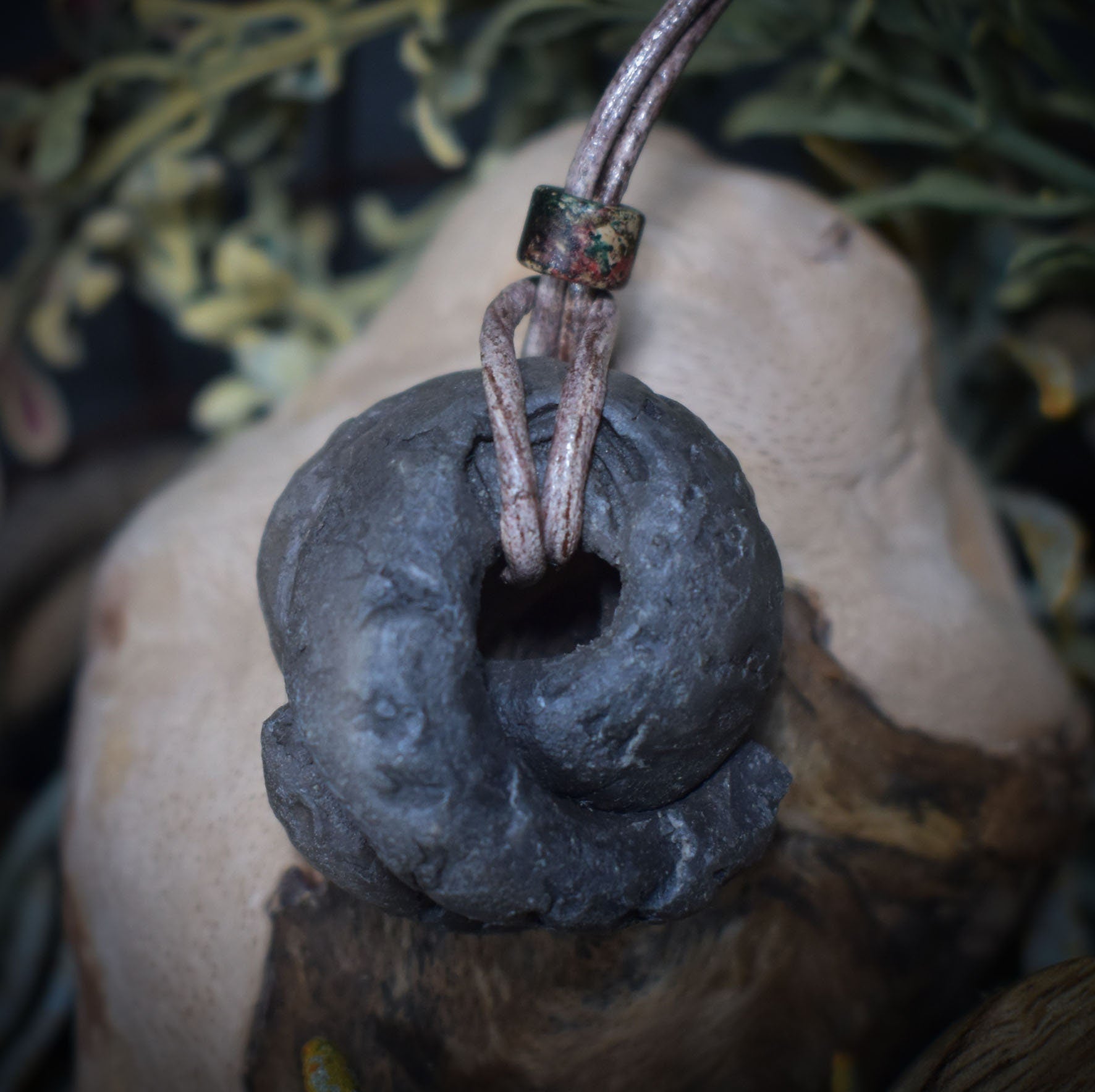 Spiritueller Schmuck mit Krafttier Schlange - Einzigartiger Amulett Talisman aus traditionell gebranntem Ton - mit Leder- oder Baumwollband