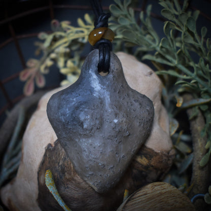 Einzigartiges handgefertigtes Amulett aus Rauchbrand-Ton – Spiritueller Glücksbringer und Fruchtbarkeitsgöttin Anhänger