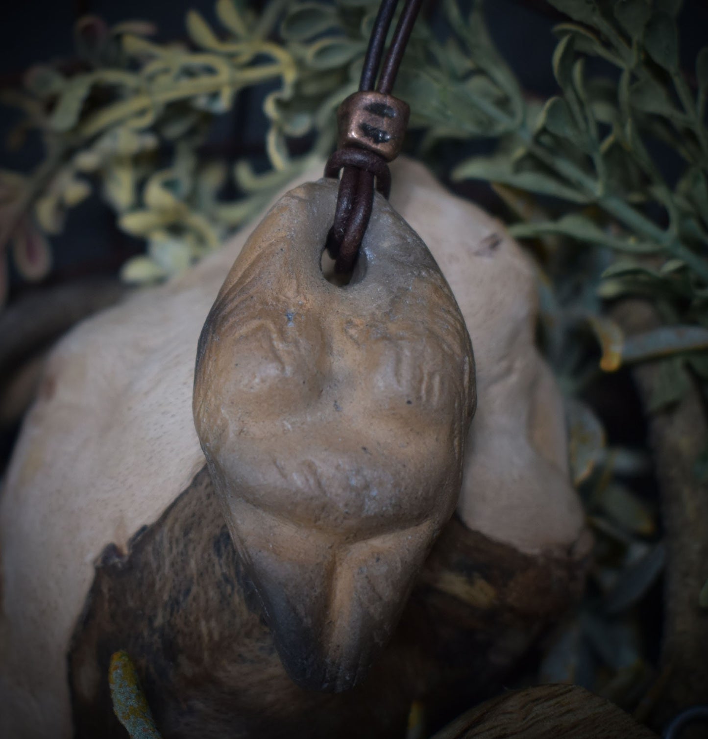 Einzigartiges handgefertigtes Amulett aus Rauchbrand-Ton – Spiritueller Glücksbringer und Fruchtbarkeitsgöttin Anhänger