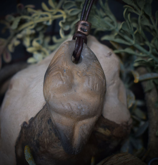 Einzigartiges handgefertigtes Amulett aus Rauchbrand-Ton – Spiritueller Glücksbringer und Fruchtbarkeitsgöttin Anhänger