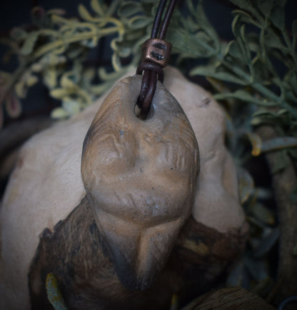 Einzigartiges handgefertigtes Amulett aus Rauchbrand-Ton – Spiritueller Glücksbringer und Fruchtbarkeitsgöttin Anhänger