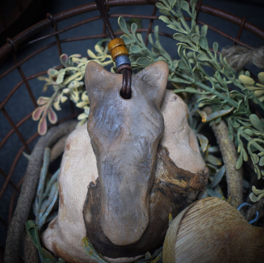 Handgefertigter Sleipnir Glücksbringer Amulett Talisman - Nordischer Schmuck aus traditionell gebranntem Ton mit Leder- oder Baumwollband