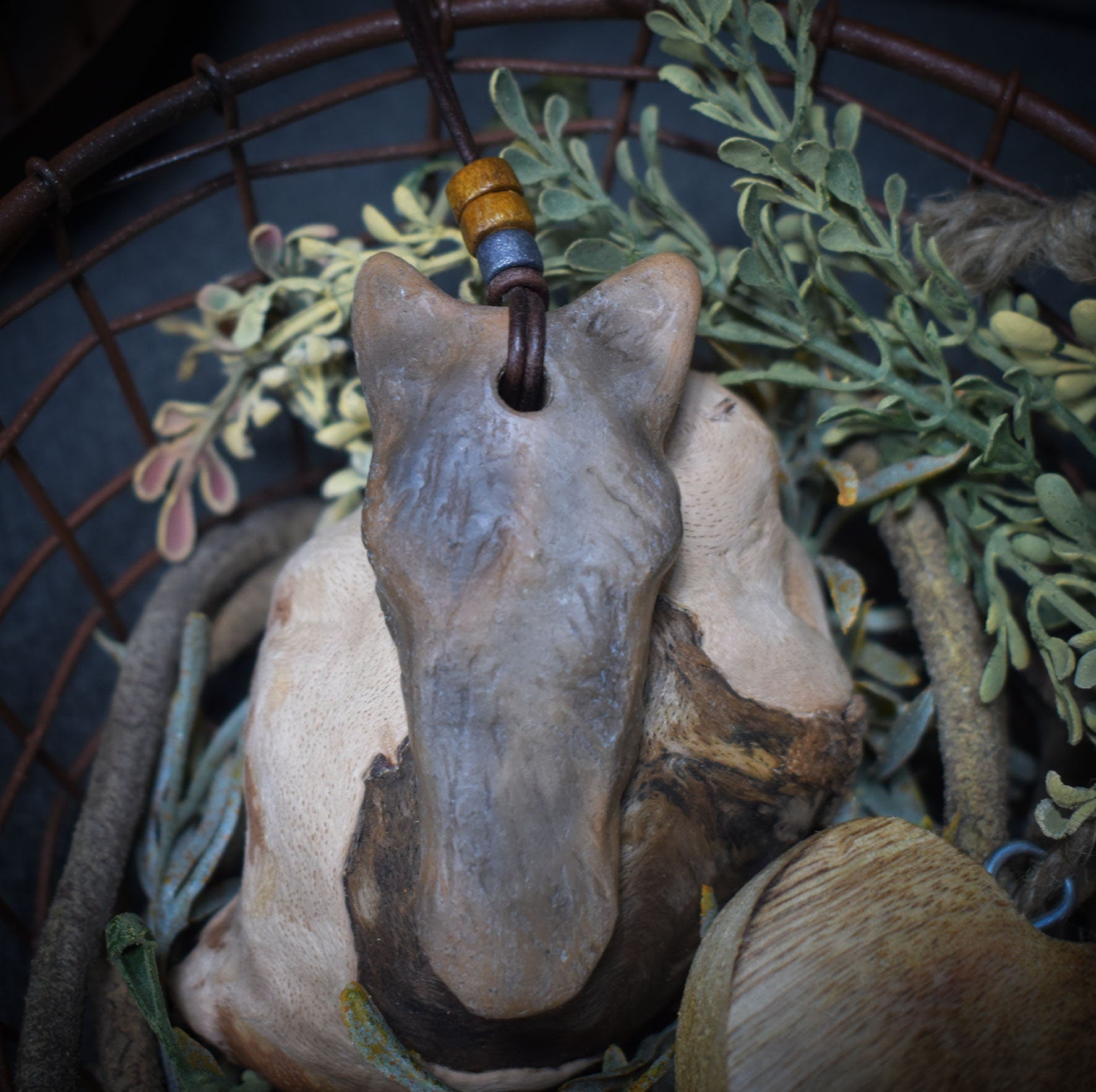 Handgefertigter Sleipnir Glücksbringer Amulett Talisman - Nordischer Schmuck aus traditionell gebranntem Ton mit Leder- oder Baumwollband