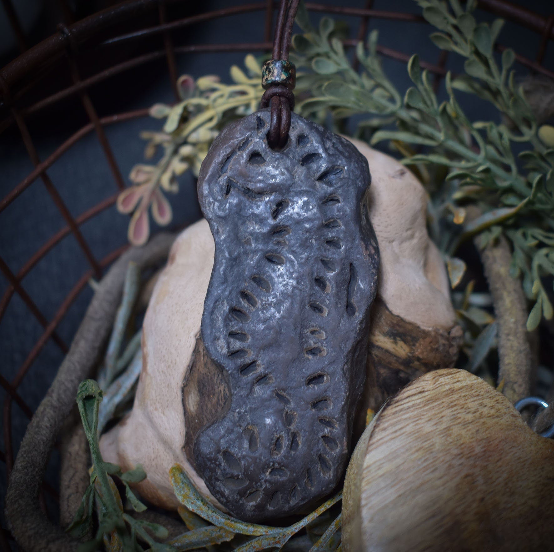 Einzigartiges Handgemachtes Seepferdchen Talisman aus Traditionell Gebranntem Ton - Rustikaler Glücksbringer Anhänger