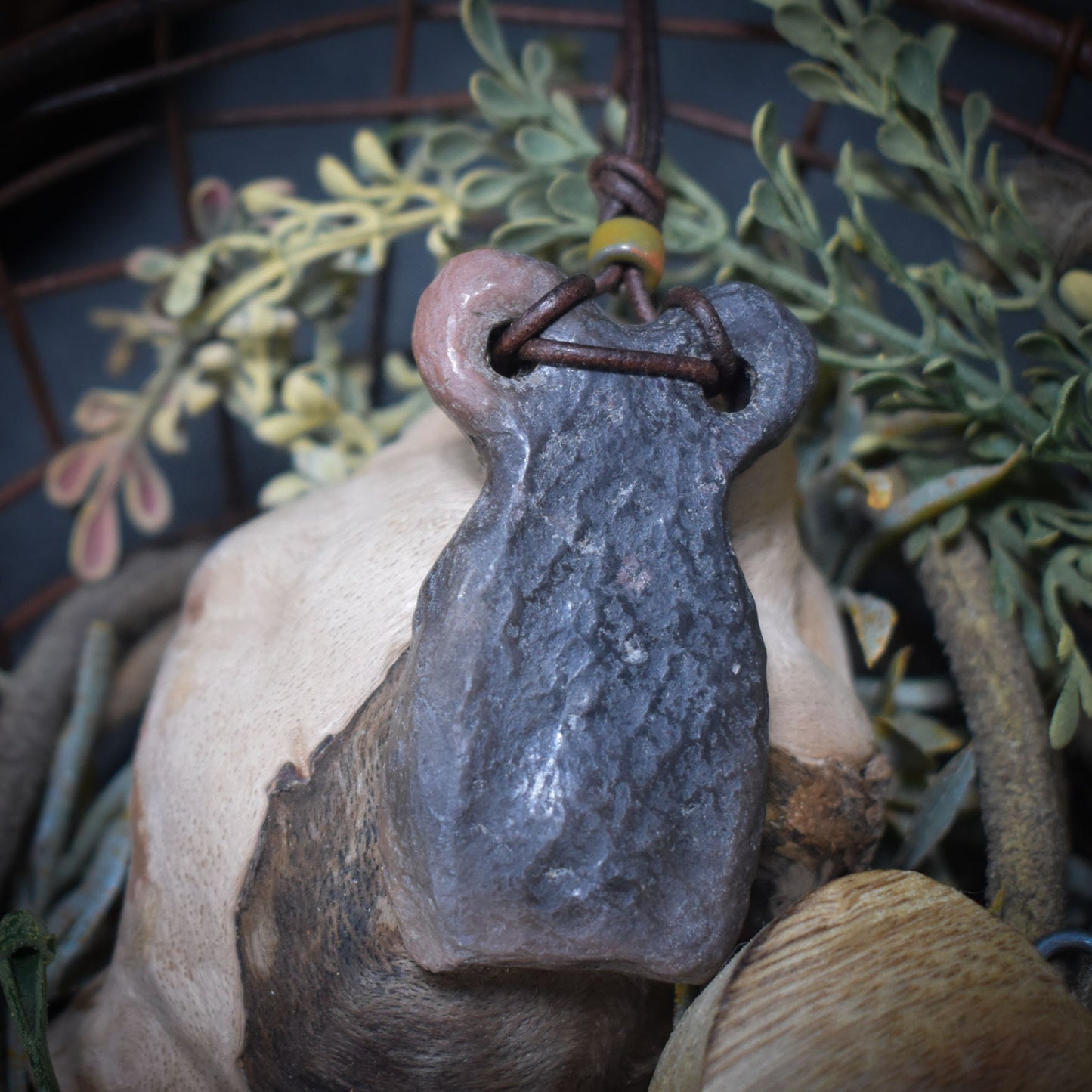 Einzigartiges Handgefertigtes Eye Idol Amulett aus Traditionell Gebranntem Ton - Spiritueller Schmuck Glücksbringer